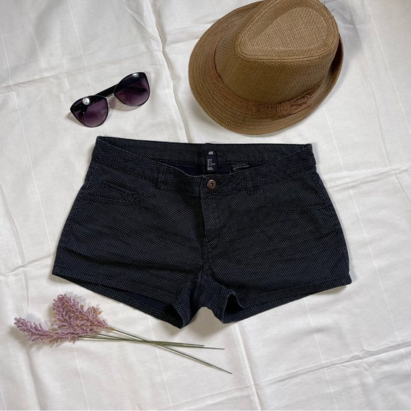 ♻️DISPONIBLE ♻️ 
✨🍂PRE-LOVED H&M Short🍂✨ - Picture 2 of 6